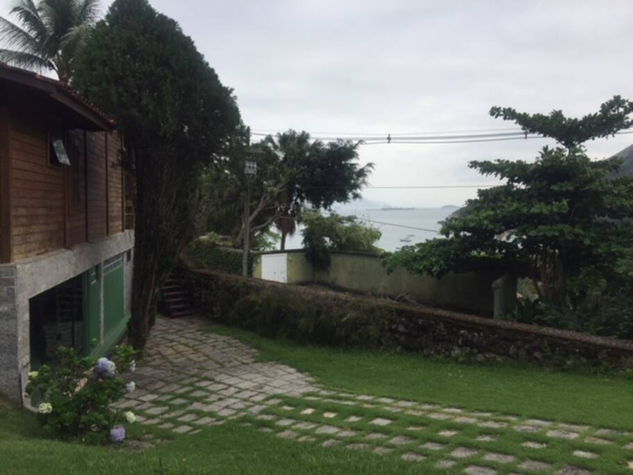 Vista da garagem e jardim