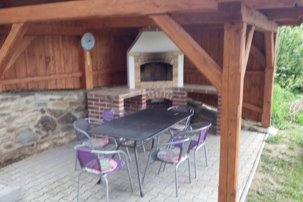 Grill mit Gartensitz