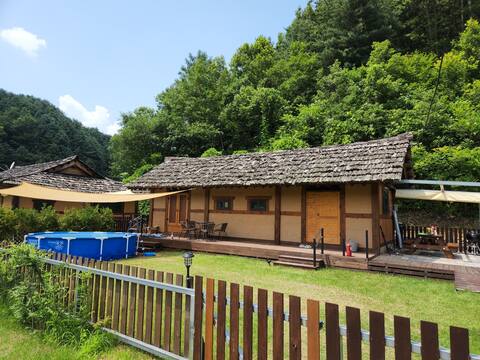 Natural grass yard where you can bring your dog, Hanok, private house, bed and breakfast