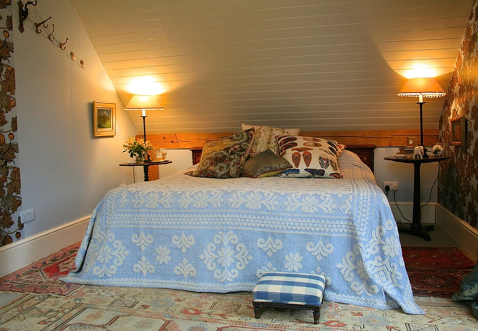 'RAJA' BEDROOM WITH KING SIZE BED