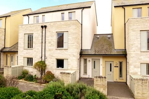 Modern & spacious 'Olympic' House by the sea