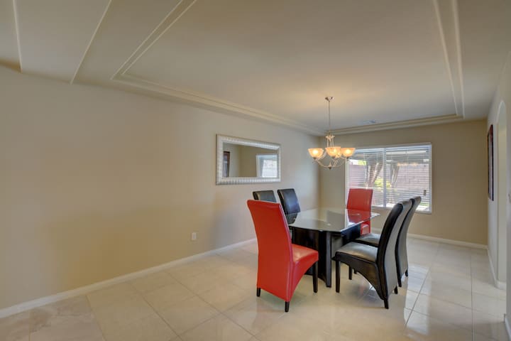 Las Vegas home nearby airport, shopping and strip! gallery image 2