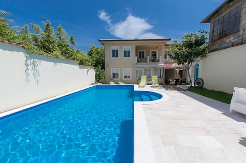 Three bedroom flat with pool in the city center