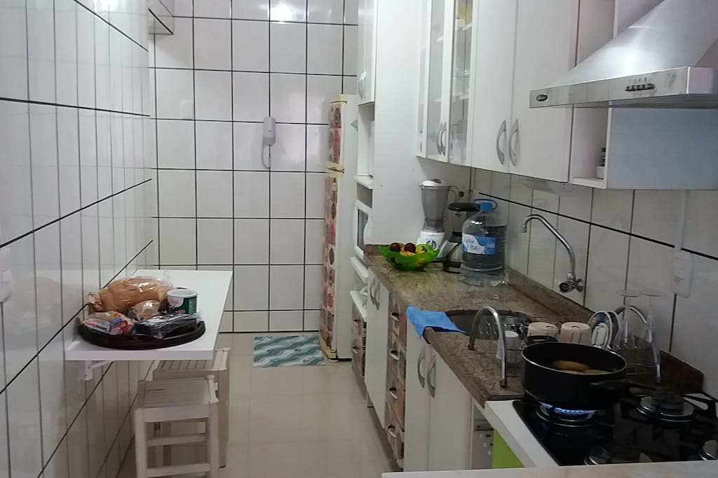 Cozinha toda equipada. Com Geladeira, microondas, forno elétrico, sanduicheira, liquidificador, cafeteira e utensílios domésticos.