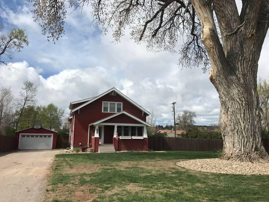 Historic house in the beautiful west side of Rapid City. Close to parks, running path, golf course and all the great sites the Black Hills has to offer!