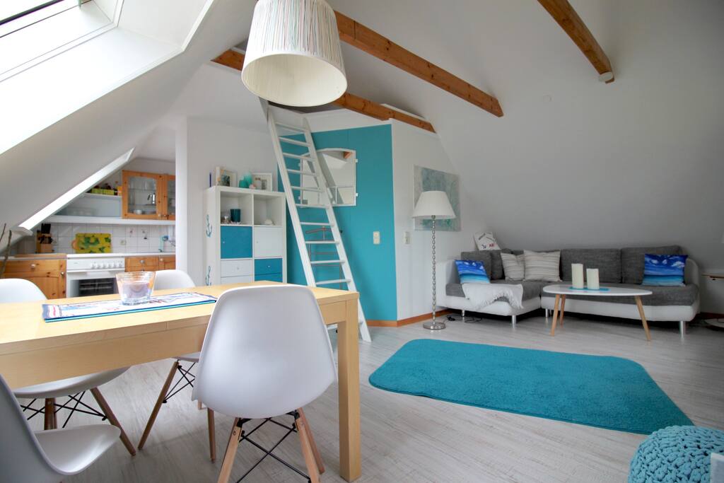 Unsere maritime loftähnliche Wohnung bietet Platz für 4 Personen