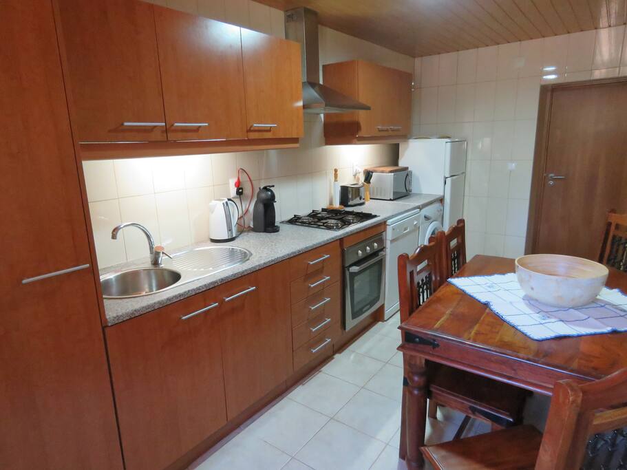 Fully fitted Kitchen with Dishwasher & Washing Machine