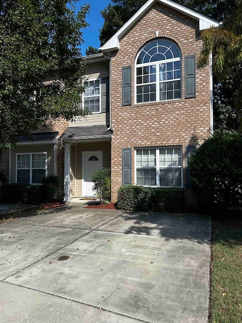 Cozy Oasis-Spacious 4 Bedroom Condo!