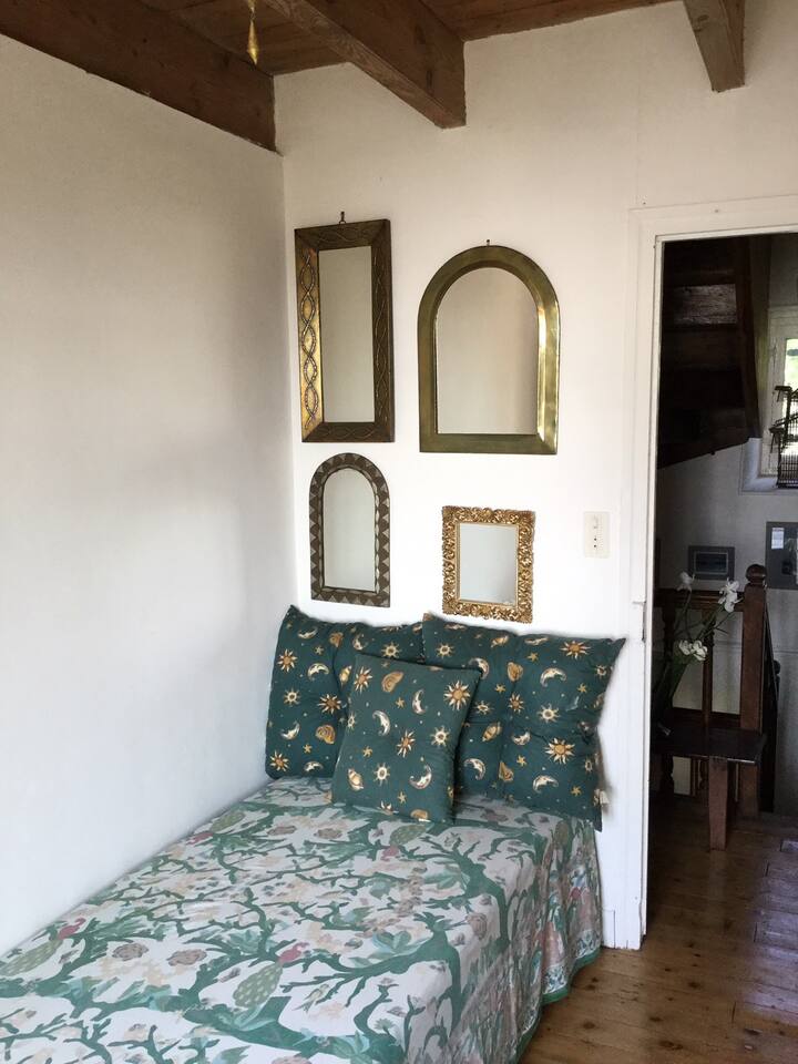 Chambre lit simple / Single bedroom