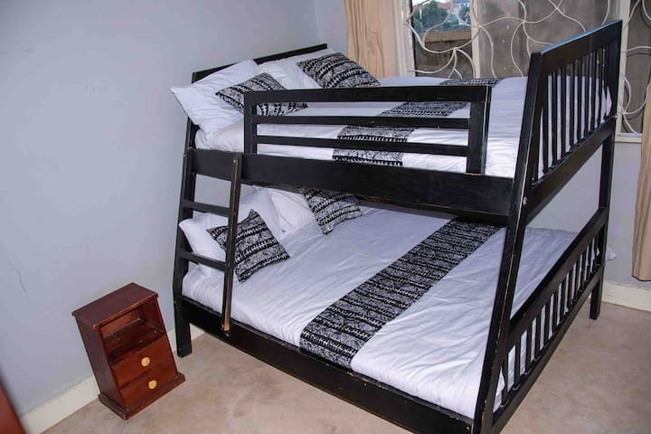 غرفة النوم 5 - سرير بطابقين بحجم كوين (5 × 6) وكامل (4 × 6) وسرير مفرد (3 × 6) مع مكتب.