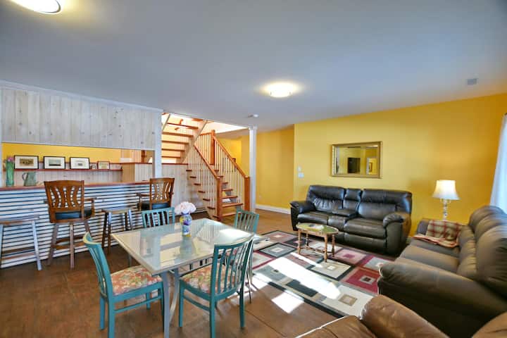 Ბარის სივრცე შეკრებისთვის განკუთვნილ ოთახში. Გამოწიეთ გასაშლელი დივანი „Queen Size“.
Ჰაერის ჰოკეის ახალი მაგიდა !