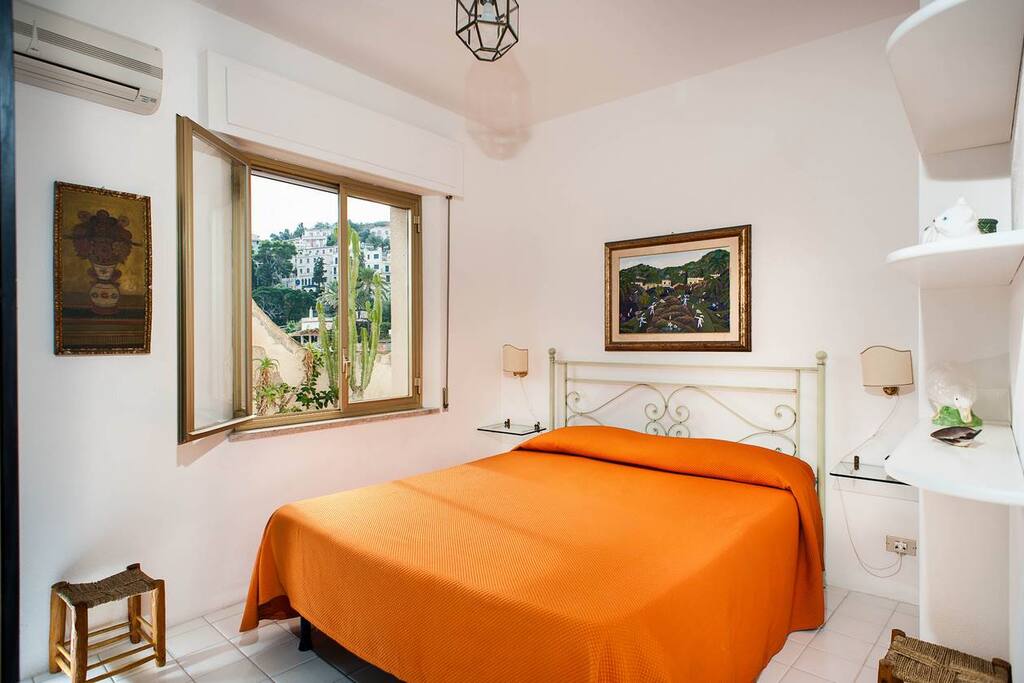 Camera da letto matrimoniale vista mare