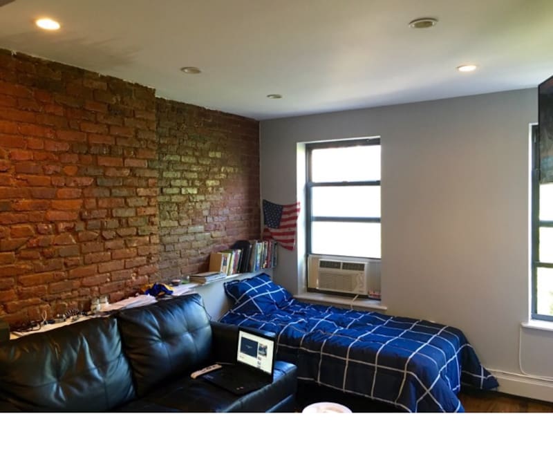 Living room: Twin Bed, Couch, Wifi, exposed brick
