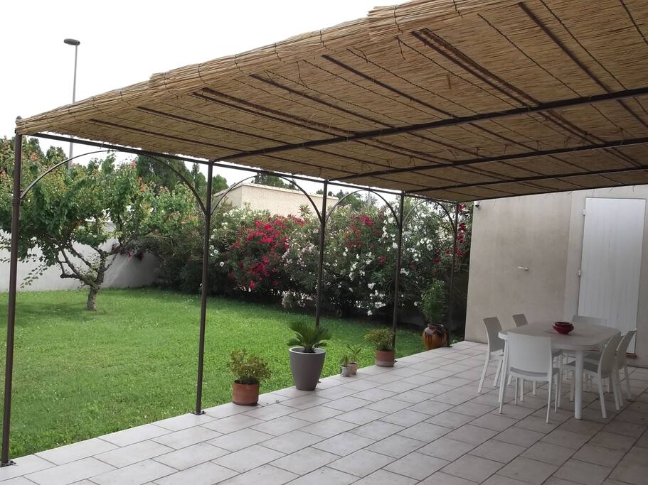la terrasse plein sud avec la tonnelle recouverte de paillons camarguais (ils sont retirés au début de l'automne pour que la maison gagne en luminosité)