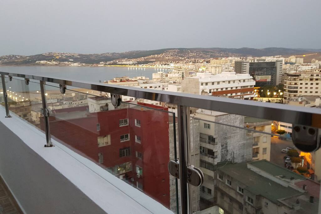 vue panoramique sur la plage et le port de plaisance