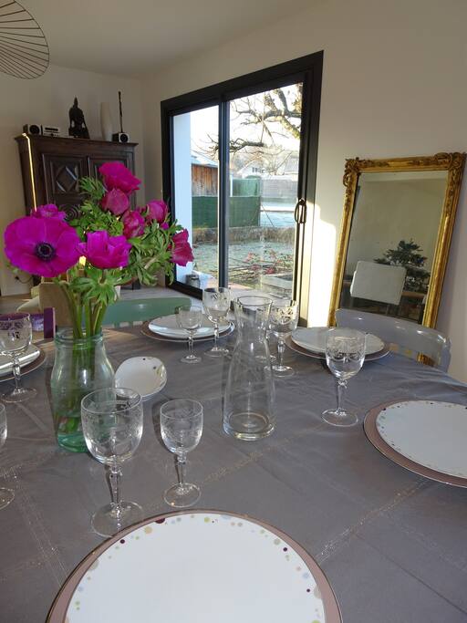 La table de salon pouvant recevoir de 4 à 18 personnes