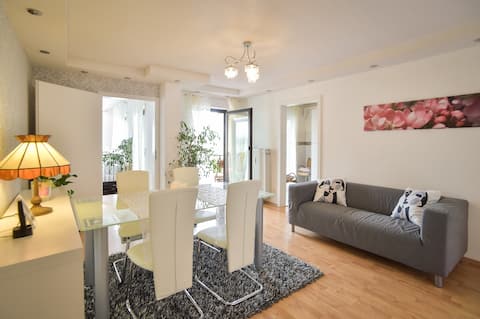 Luxury: large, box spring bed, 2 bathrooms, balcony+garage