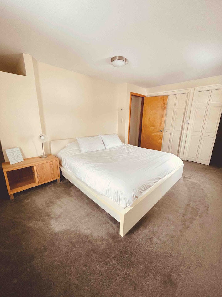 Dormitorio principal, cama king, vestidor. 