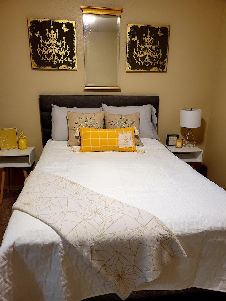 Nivel superior principal. Segundo dormitorio. 
Una vista más cercana de la cama de tamaño completo con ropa de cama nueva, colchón con cremallera y protectores de almohadas, una funda de edredón con una manta de plumón, una manta suave y lujosa o una manta acolchada, además de muchas almohadas y un tiro. 