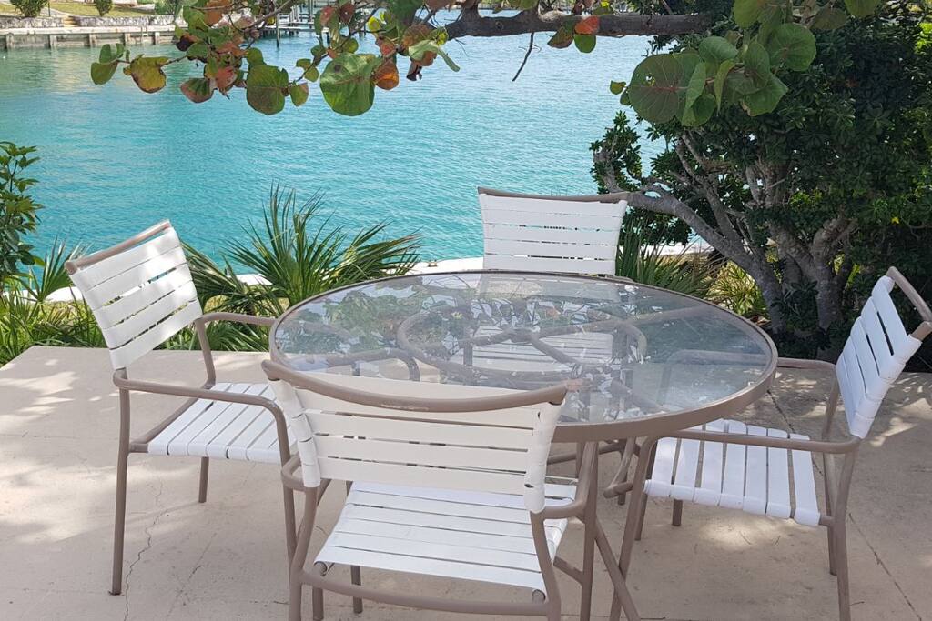Outdoor eating poolside