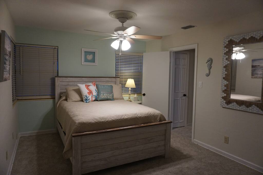 Spacious bedroom w/walk in closet!