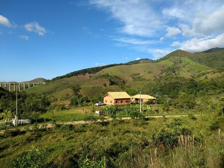 Casa vista de longe.