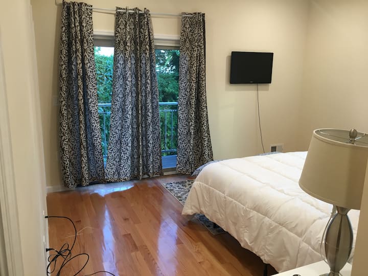 Спална соба 5 (главна) спална соба од влезот со балкон за излегување