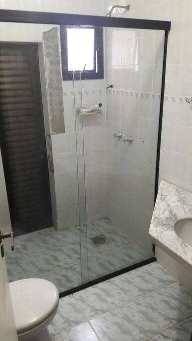 Banheiro com chuveiro a gás.