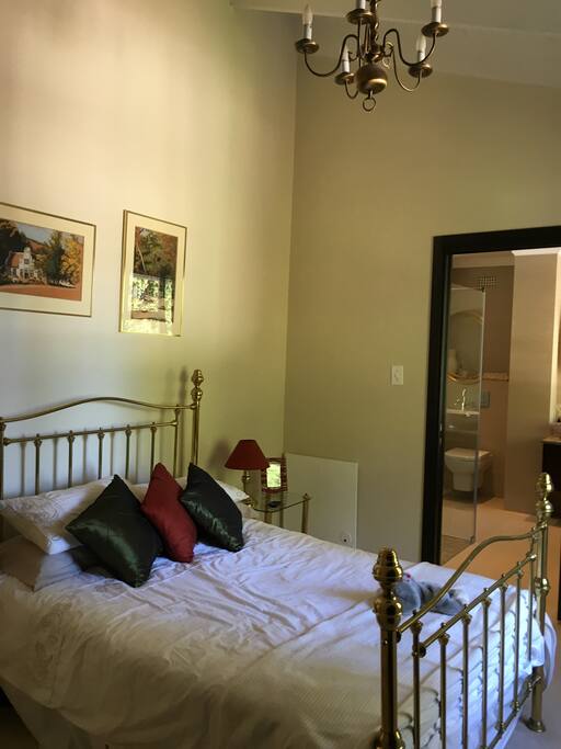 Guest bedroom ensuite