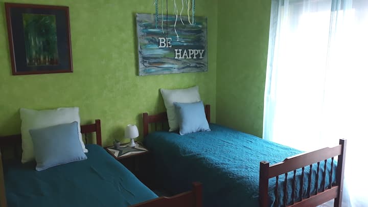 غرفة نوم 2 سرير فردي ، خزانة الحائط وشرفة.