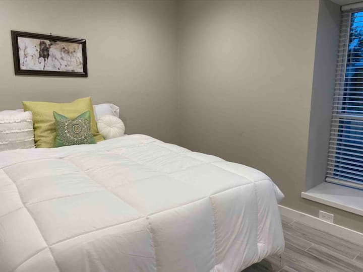 ห้องนอนใหญ่พร้อมเตียงขนาดควีนไซส์ผ้าปูที่นอนหรูหรา