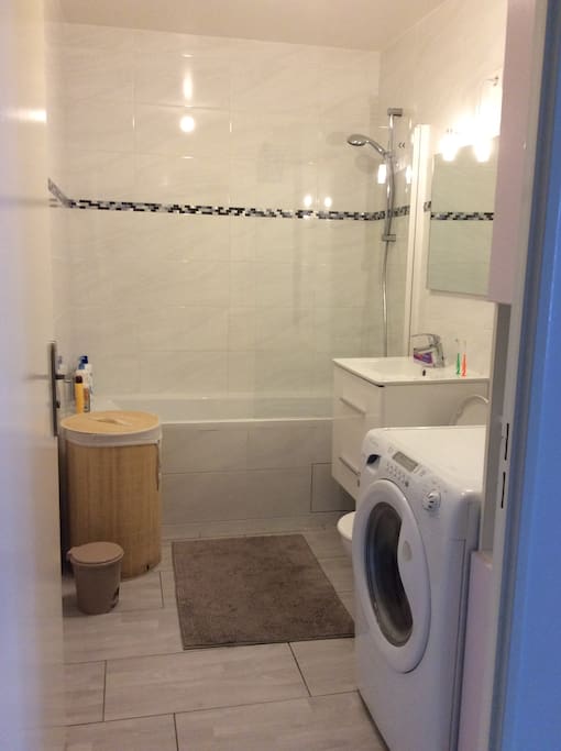 Salle de bain avec baignoire + WC + machine à laver