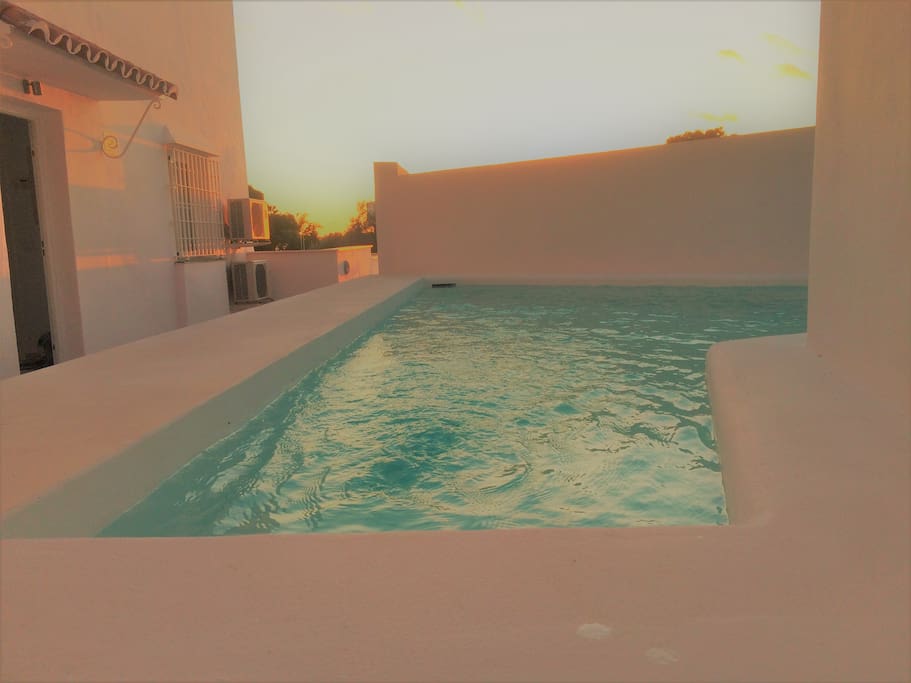 Piscina atardeciendo