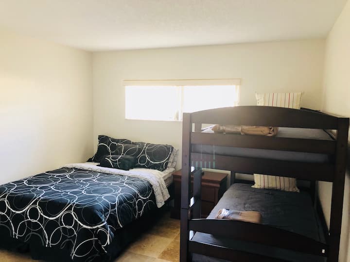 מיטת קומתיים ומיטת קווין סייז בחדר שינה שני