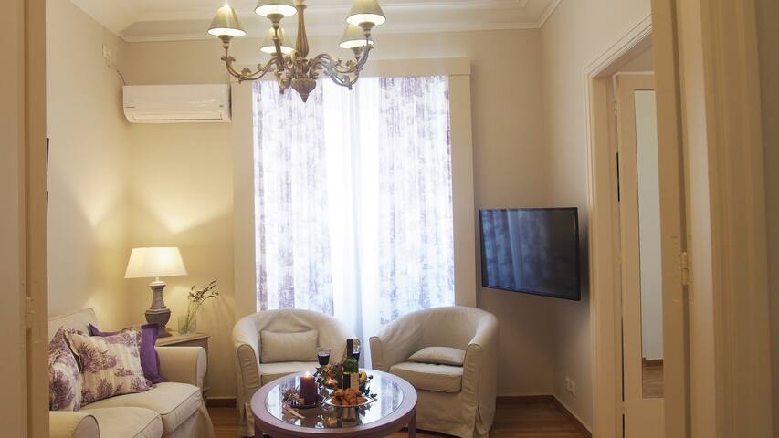 KRH/ Lavender Luxury Suite a stroll to Parthenon gallery image 4