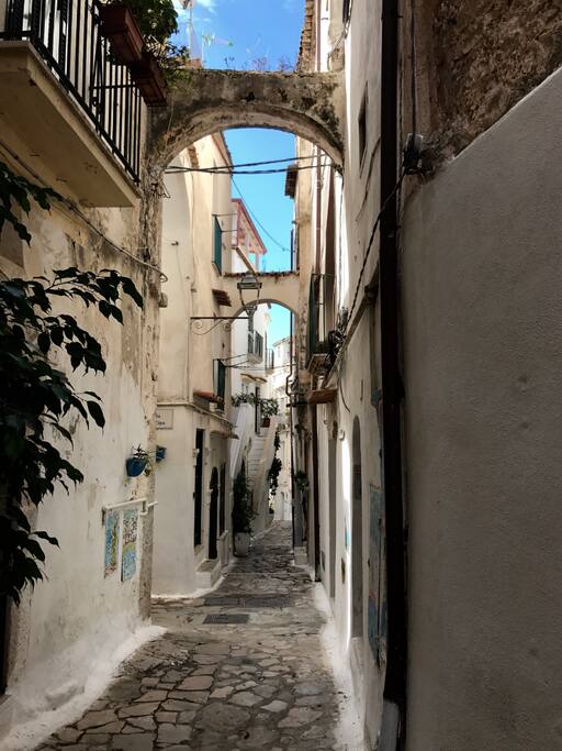Via Giosa dal portone di casa