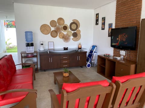 Top Airbnb: Beachfront farmhouse ideal for families with children em Barra De Santo Antônio