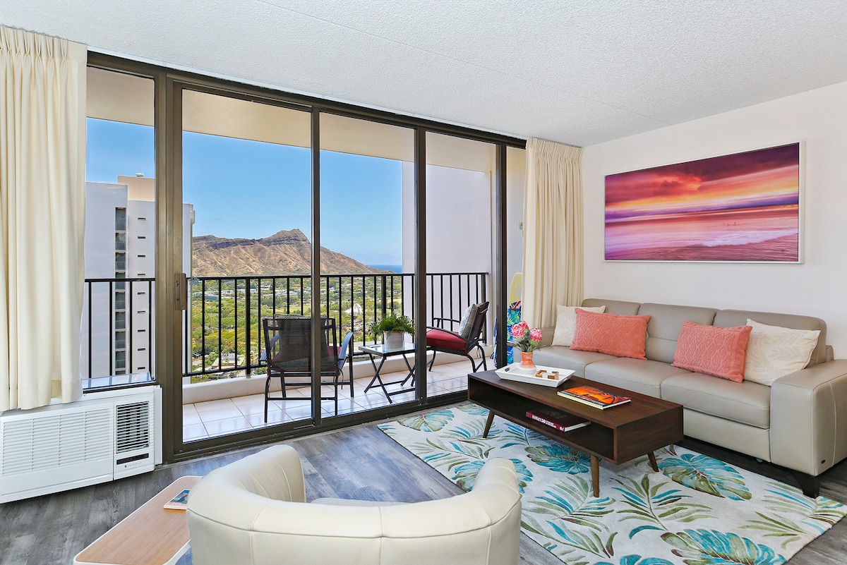 Pozrite si vyhliadkové miesto z tejto koncovej jednotky na 36. poschodí! Váš panoramatický výhľad zahŕňa oceán, Waikiki, Diamond Head a Kahala na Koko Head! Tento moderný klimatizovaný moderný apartmán má 533 štvorcových stôp plus lanai a môže ubytovať až 6 osôb!