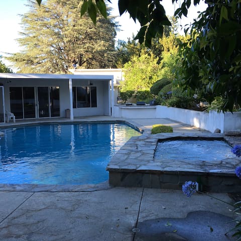 Modern Prime Location Private Pool And Jacuzzi gallery image 4