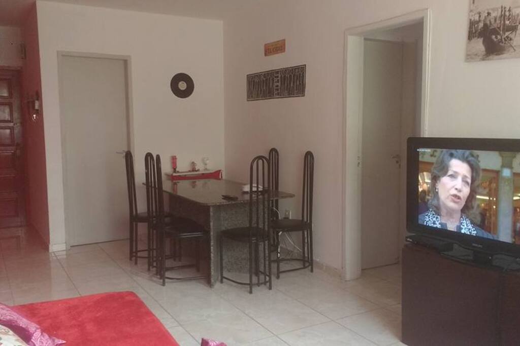 A tv à cabo é aqui na sala. Pode usar . Utilizo a VIVO.