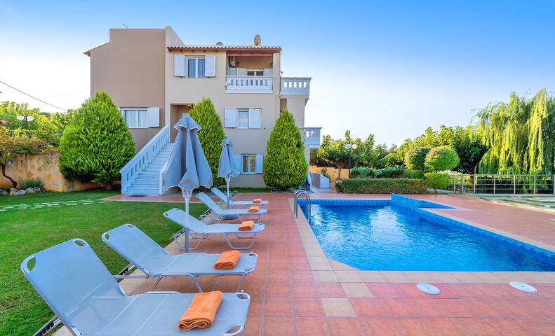 Villa Aretousa 2, 6 BD, 1100m from the sand!