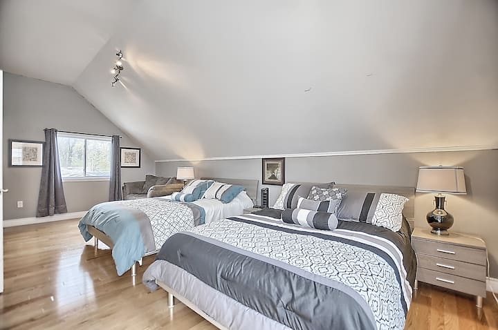 Chumba cha kulala cha Loft na Vitanda viwili vya Malkia