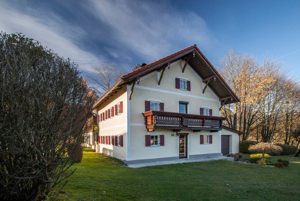 Außenansicht vom Appartement Schwalbennest. Der Eingang befindet sich rechts neben dem Haus.