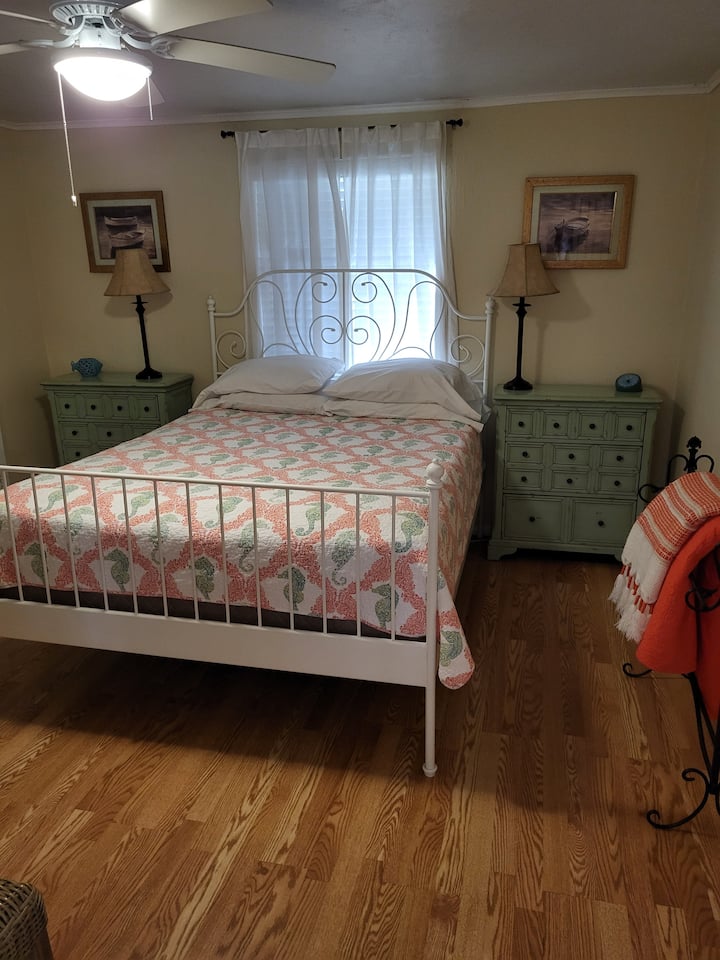 Დედოფლის საძინებელი სასადილო სივრციდან.  Ამ საძინებელში სააბაზანო არ არის.  Სააბაზანოში მოსახვედრად ეს საძინებელი უნდა გაიაროთ.