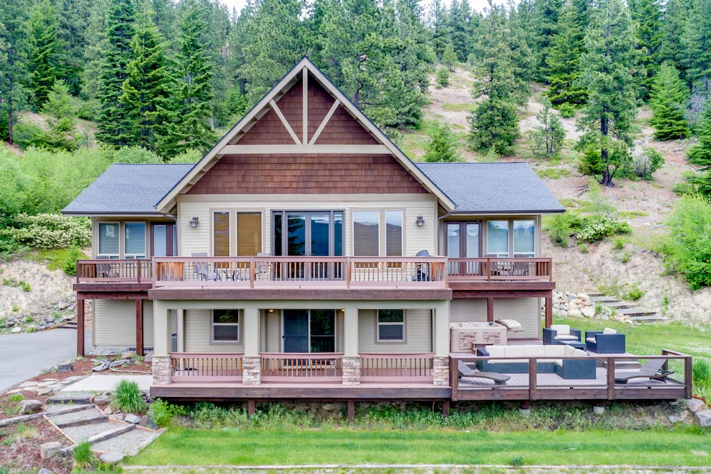 Crest View Lodge is a top of the line vacation destination in the Lake Cle Elum area!