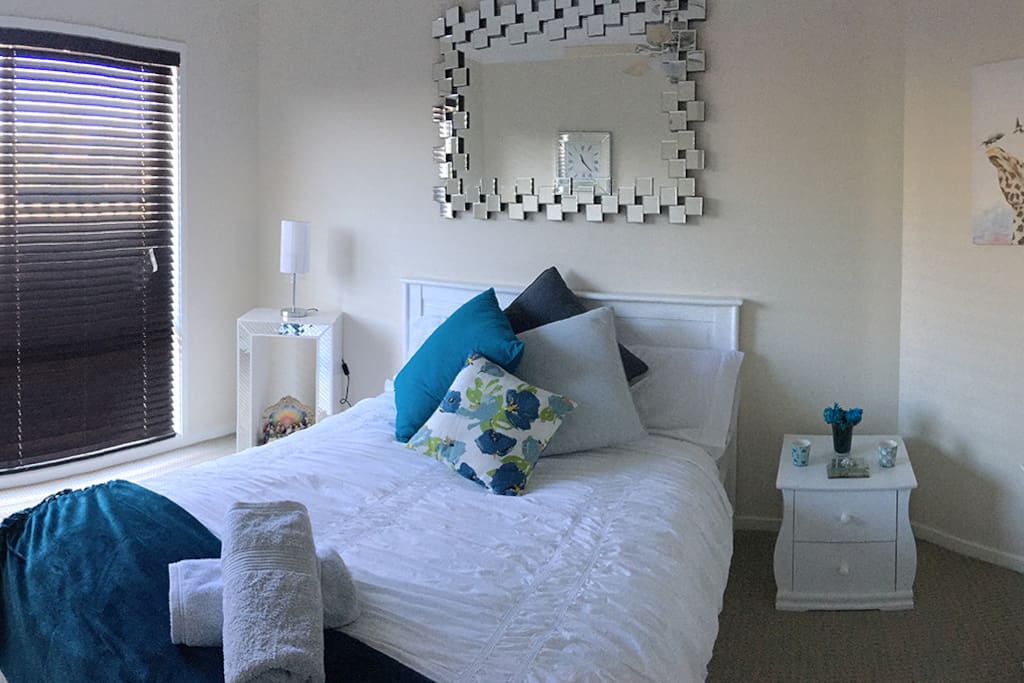 Double bed with fresh decor in Bed and Breakfast
