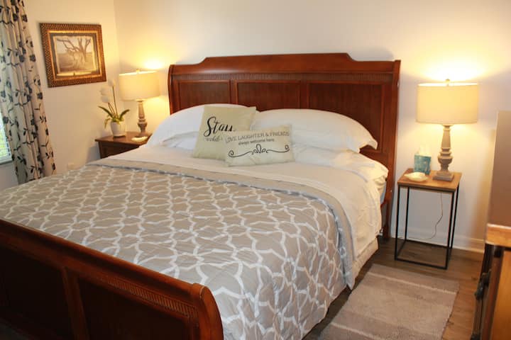 ห้องนอนเตียงคิงไซส์ที่สองมีทีวีในนี้ด้วย