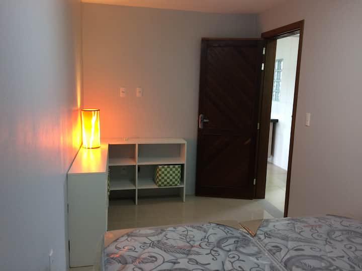 La habitación con dos camas individuales se puede convertir en una cama doble