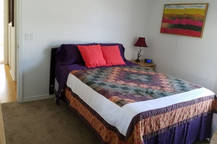 Private room in home for a great Florida vacation!