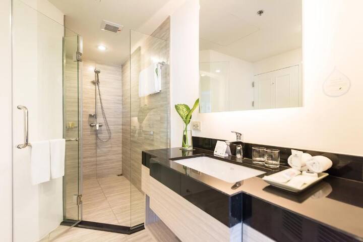 Large 2 Bedroom / Kitchen / Privacy / Pool / Gym gallery image 3